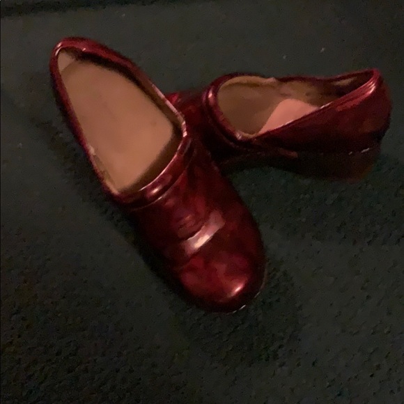 A SIZE 9 PAIR OF POLISHED RICH BURGUNDY SLIP ON - Picture 1 of 2